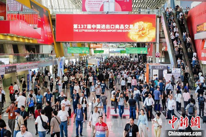 Älykäs valmistus QGM loistaa Canton Fair | QGM: n osakkeet antavat maailman nähdä kiinalaisten tiilikoneiden voiman