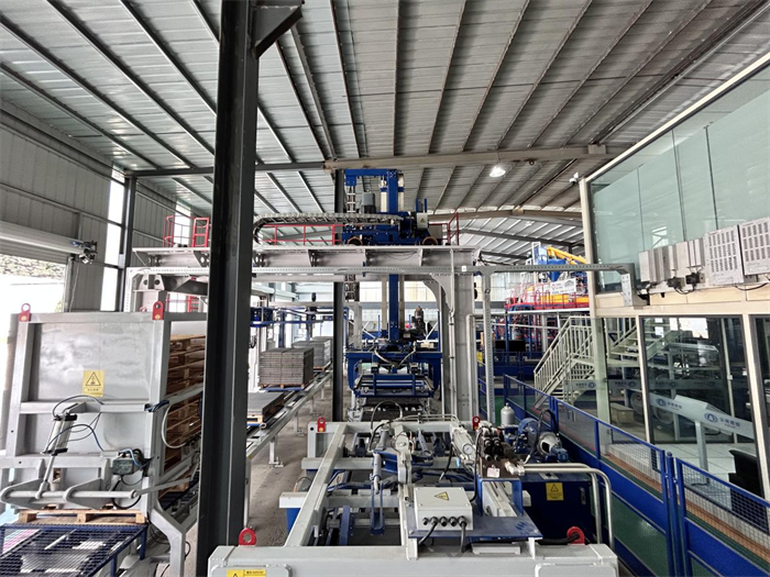 QGM:n ZN-sarjan huippuluokan PC-tiilien jäljitelmätuotantolinja otettiin onnistuneesti tuotantoon johtavassa vihreiden rakennusmateriaalien yrityksessä Lounais-Kiinassa.