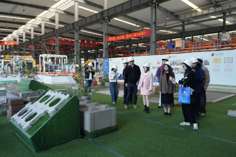 Quangong Machinery Co., Ltd. keskittyy merentakaisiin kehitystarpeisiin ja tekee yhteistyötä Fuzhou University of Foreign Studies and Trade -yliopiston kanssa kansainvälisesti suuntautuneiden kykyjen kasvattamiseksi.